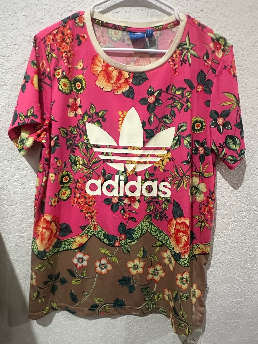 ❗️Adidas Pink Floral Trefoil Tee with Tan Trim Like New Medium